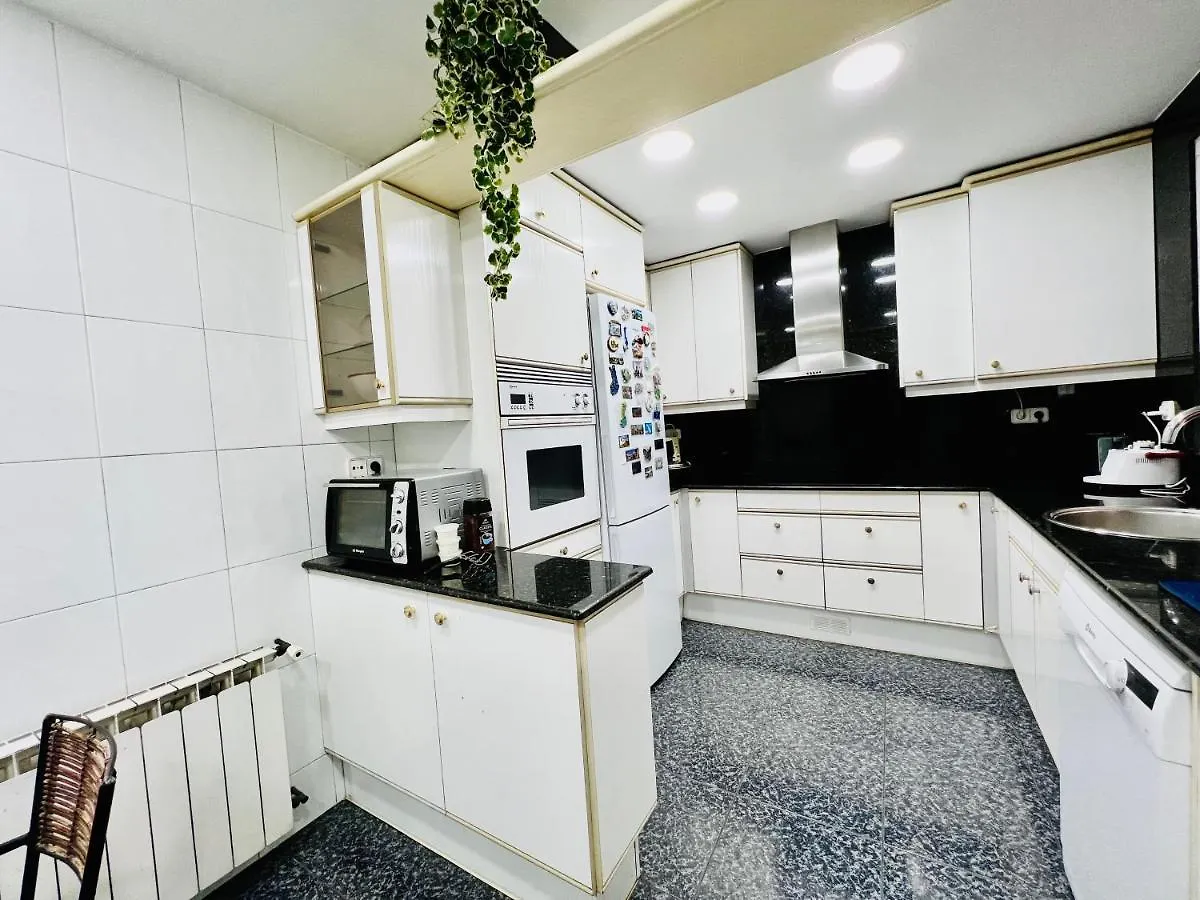 홈스테이 Your Second Home In Barcelona With Private Room And Private Bathroom Close To Montjuic, Pl Espana, La Rambla, Ferry Port